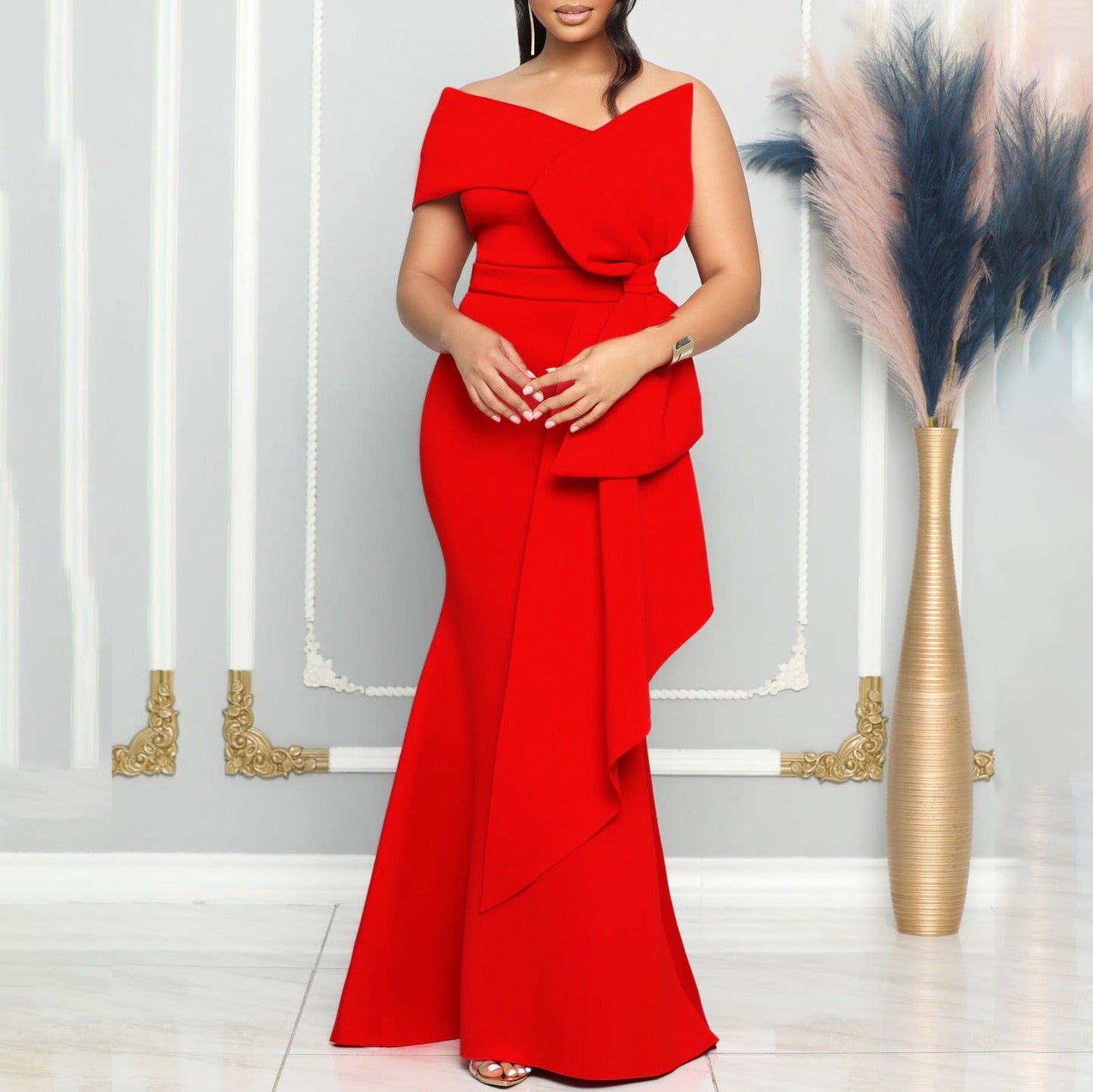 Strapless V-Neck Figure-Hugging Dress