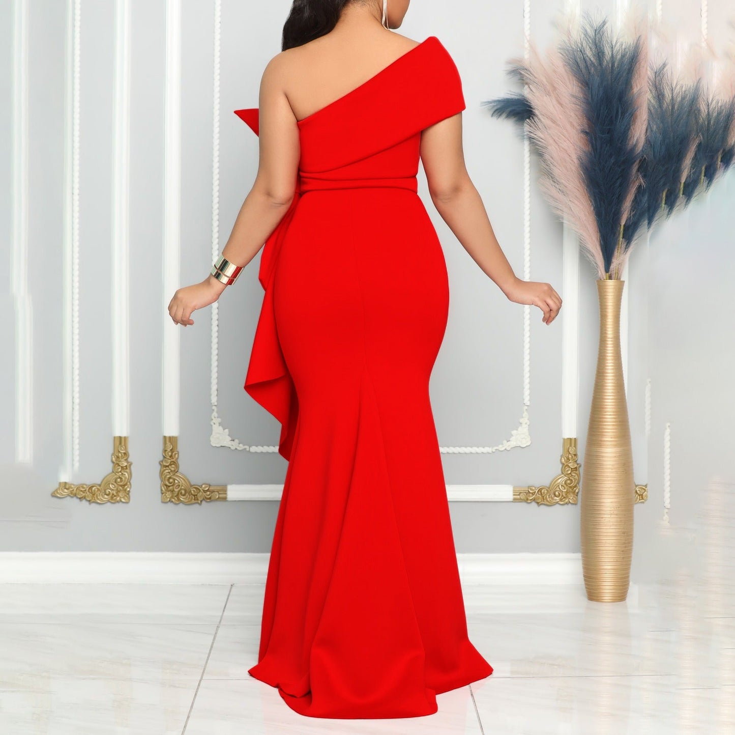 Strapless V-Neck Figure-Hugging Dress