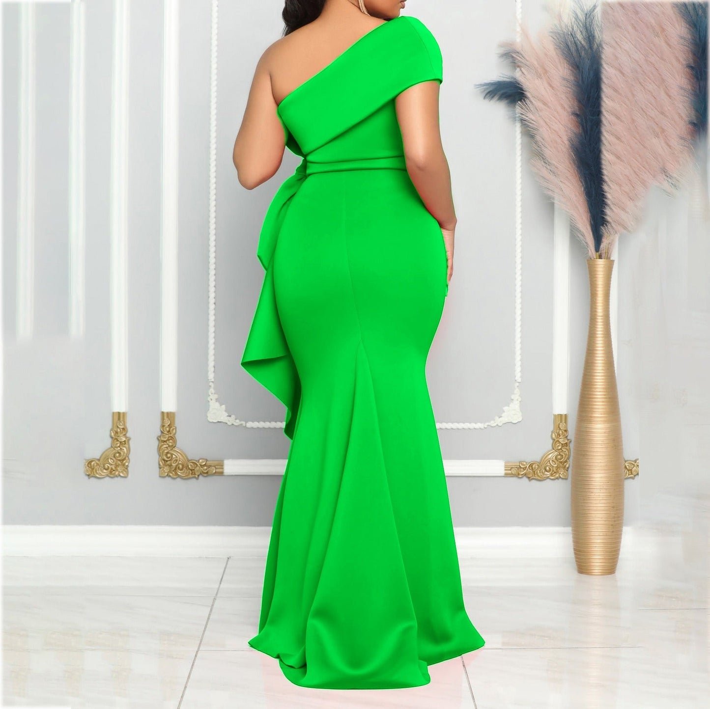 Strapless V-Neck Figure-Hugging Dress